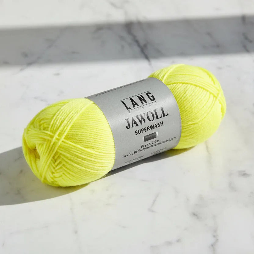 Lang Yarns Jawoll – 
75 % puhdasta uutta villaa (Patagonian Corriedale), 25 % polyamidia
50 g = n. 210 m (Fingering-vahvuus)
Kerän sisällä on 5 gramman vahvikelankarulla samassa sävyssä.
