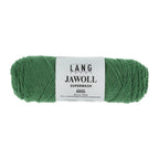 Lang Yarns Jawoll – Sukkalankojen klassikko ja kestävyyden salaisuus.
75 % puhdasta uutta villaa (Patagonian Corriedale), 25 % polyamidia
50 g = n. 210 m (Fingering-vahvuus)
Kerän sisällä on 5 gramman vahvikelankarulla samassa sävyssä.