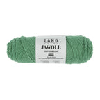Lang Yarns Jawoll – Sukkalankojen klassikko ja kestävyyden salaisuus.
75 % puhdasta uutta villaa (Patagonian Corriedale), 25 % polyamidia
50 g = n. 210 m (Fingering-vahvuus)
Kerän sisällä on 5 gramman vahvikelankarulla samassa sävyssä.