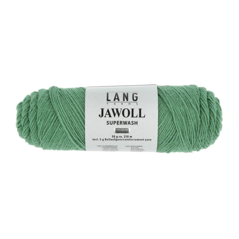 Lang Yarns Jawoll – Sukkalankojen klassikko ja kestävyyden salaisuus.
75 % puhdasta uutta villaa (Patagonian Corriedale), 25 % polyamidia
50 g = n. 210 m (Fingering-vahvuus)
Kerän sisällä on 5 gramman vahvikelankarulla samassa sävyssä.