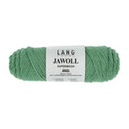 Lang Yarns Jawoll – Sukkalankojen klassikko ja kestävyyden salaisuus.
75 % puhdasta uutta villaa (Patagonian Corriedale), 25 % polyamidia
50 g = n. 210 m (Fingering-vahvuus)
Kerän sisällä on 5 gramman vahvikelankarulla samassa sävyssä.
