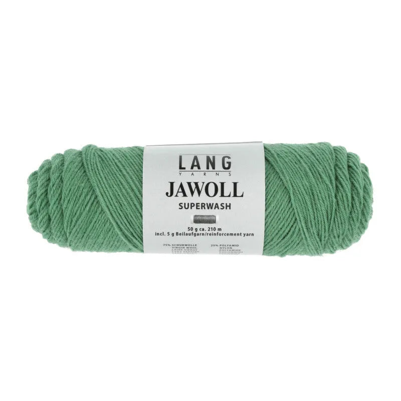 Lang Yarns Jawoll – Sukkalankojen klassikko ja kestävyyden salaisuus.
75 % puhdasta uutta villaa (Patagonian Corriedale), 25 % polyamidia
50 g = n. 210 m (Fingering-vahvuus)
Kerän sisällä on 5 gramman vahvikelankarulla samassa sävyssä.