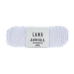 Lang Yarns Jawoll – Sukkalankojen klassikko ja kestävyyden salaisuus.
75 % puhdasta uutta villaa (Patagonian Corriedale), 25 % polyamidia
50 g = n. 210 m (Fingering-vahvuus)
Kerän sisällä on 5 gramman vahvikelankarulla samassa sävyssä.