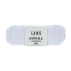 Lang Yarns Jawoll – Sukkalankojen klassikko ja kestävyyden salaisuus.
75 % puhdasta uutta villaa (Patagonian Corriedale), 25 % polyamidia
50 g = n. 210 m (Fingering-vahvuus)
Kerän sisällä on 5 gramman vahvikelankarulla samassa sävyssä.