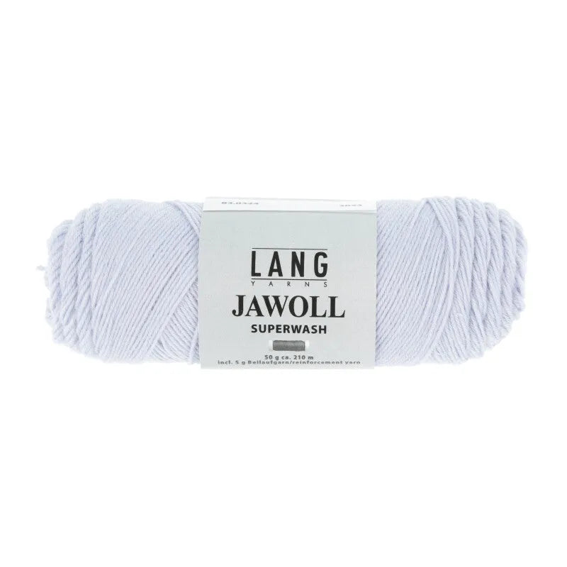 Lang Yarns Jawoll – Sukkalankojen klassikko ja kestävyyden salaisuus.
75 % puhdasta uutta villaa (Patagonian Corriedale), 25 % polyamidia
50 g = n. 210 m (Fingering-vahvuus)
Kerän sisällä on 5 gramman vahvikelankarulla samassa sävyssä.