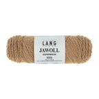 Lang Yarns Jawoll – Sukkalankojen klassikko ja kestävyyden salaisuus.
75 % puhdasta uutta villaa (Patagonian Corriedale), 25 % polyamidia
50 g = n. 210 m (Fingering-vahvuus)
Kerän sisällä on 5 gramman vahvikelankarulla samassa sävyssä.