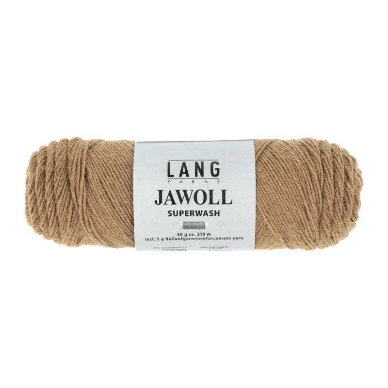 Lang Yarns Jawoll – Sukkalankojen klassikko ja kestävyyden salaisuus.
75 % puhdasta uutta villaa (Patagonian Corriedale), 25 % polyamidia
50 g = n. 210 m (Fingering-vahvuus)
Kerän sisällä on 5 gramman vahvikelankarulla samassa sävyssä.