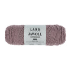 Lang Yarns Jawoll – Sukkalankojen klassikko ja kestävyyden salaisuus.
75 % puhdasta uutta villaa (Patagonian Corriedale), 25 % polyamidia
50 g = n. 210 m (Fingering-vahvuus)
Kerän sisällä on 5 gramman vahvikelankarulla samassa sävyssä.