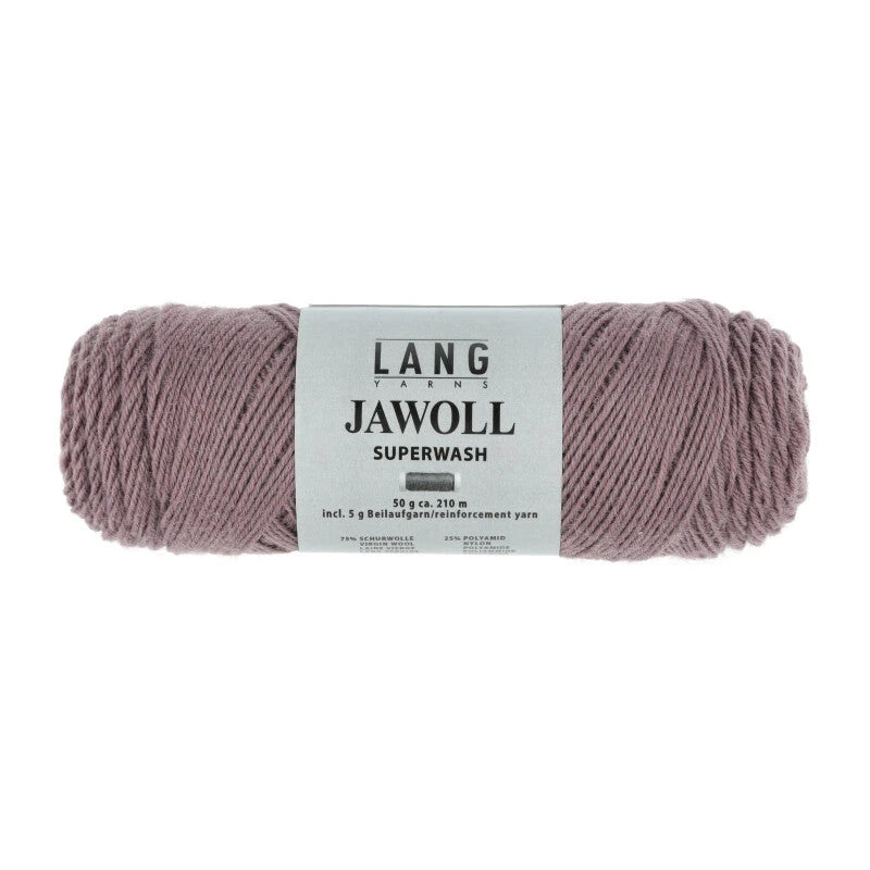 Lang Yarns Jawoll – Sukkalankojen klassikko ja kestävyyden salaisuus.
75 % puhdasta uutta villaa (Patagonian Corriedale), 25 % polyamidia
50 g = n. 210 m (Fingering-vahvuus)
Kerän sisällä on 5 gramman vahvikelankarulla samassa sävyssä.
