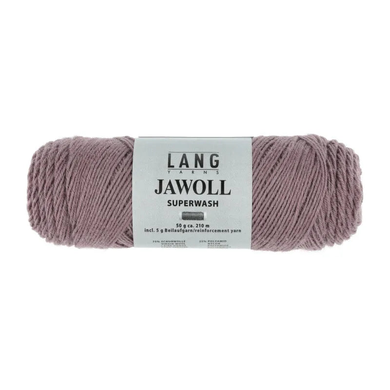 Lang Yarns Jawoll – Sukkalankojen klassikko ja kestävyyden salaisuus.
75 % puhdasta uutta villaa (Patagonian Corriedale), 25 % polyamidia
50 g = n. 210 m (Fingering-vahvuus)
Kerän sisällä on 5 gramman vahvikelankarulla samassa sävyssä.