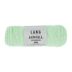 Lang Yarns Jawoll – Sukkalankojen klassikko ja kestävyyden salaisuus.
75 % puhdasta uutta villaa (Patagonian Corriedale), 25 % polyamidia
50 g = n. 210 m (Fingering-vahvuus)
Kerän sisällä on 5 gramman vahvikelankarulla samassa sävyssä.