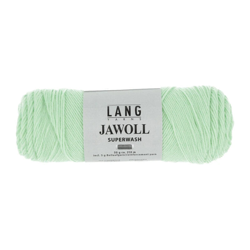 Lang Yarns Jawoll – Sukkalankojen klassikko ja kestävyyden salaisuus.
75 % puhdasta uutta villaa (Patagonian Corriedale), 25 % polyamidia
50 g = n. 210 m (Fingering-vahvuus)
Kerän sisällä on 5 gramman vahvikelankarulla samassa sävyssä.