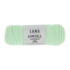 Lang Yarns Jawoll – Sukkalankojen klassikko ja kestävyyden salaisuus.
75 % puhdasta uutta villaa (Patagonian Corriedale), 25 % polyamidia
50 g = n. 210 m (Fingering-vahvuus)
Kerän sisällä on 5 gramman vahvikelankarulla samassa sävyssä.
