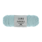 Lang Yarns Jawoll – Sukkalankojen klassikko ja kestävyyden salaisuus.
75 % puhdasta uutta villaa (Patagonian Corriedale), 25 % polyamidia
50 g = n. 210 m (Fingering-vahvuus)
Kerän sisällä on 5 gramman vahvikelankarulla samassa sävyssä.