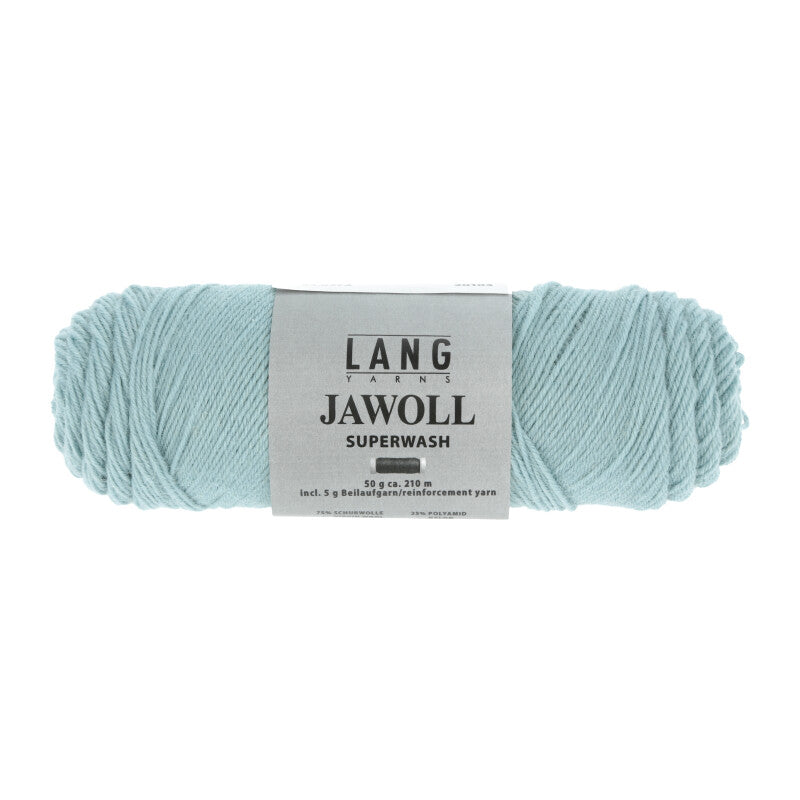 Lang Yarns Jawoll – Sukkalankojen klassikko ja kestävyyden salaisuus.
75 % puhdasta uutta villaa (Patagonian Corriedale), 25 % polyamidia
50 g = n. 210 m (Fingering-vahvuus)
Kerän sisällä on 5 gramman vahvikelankarulla samassa sävyssä.