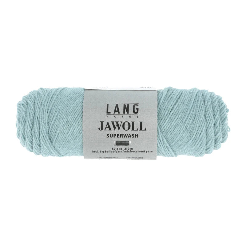 Lang Yarns Jawoll – Sukkalankojen klassikko ja kestävyyden salaisuus.
75 % puhdasta uutta villaa (Patagonian Corriedale), 25 % polyamidia
50 g = n. 210 m (Fingering-vahvuus)
Kerän sisällä on 5 gramman vahvikelankarulla samassa sävyssä.