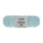 Lang Yarns Jawoll – Sukkalankojen klassikko ja kestävyyden salaisuus.
75 % puhdasta uutta villaa (Patagonian Corriedale), 25 % polyamidia
50 g = n. 210 m (Fingering-vahvuus)
Kerän sisällä on 5 gramman vahvikelankarulla samassa sävyssä.