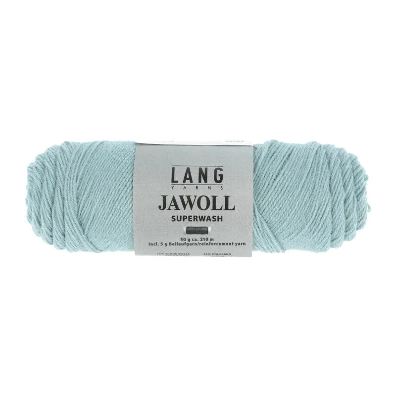 Lang Yarns Jawoll – Sukkalankojen klassikko ja kestävyyden salaisuus.
75 % puhdasta uutta villaa (Patagonian Corriedale), 25 % polyamidia
50 g = n. 210 m (Fingering-vahvuus)
Kerän sisällä on 5 gramman vahvikelankarulla samassa sävyssä.