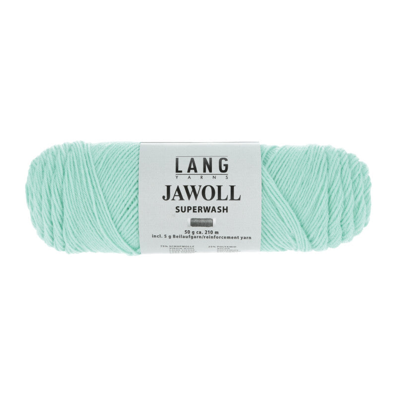 Lang Yarns Jawoll – Sukkalankojen klassikko ja kestävyyden salaisuus.
75 % puhdasta uutta villaa (Patagonian Corriedale), 25 % polyamidia
50 g = n. 210 m (Fingering-vahvuus)
Kerän sisällä on 5 gramman vahvikelankarulla samassa sävyssä.