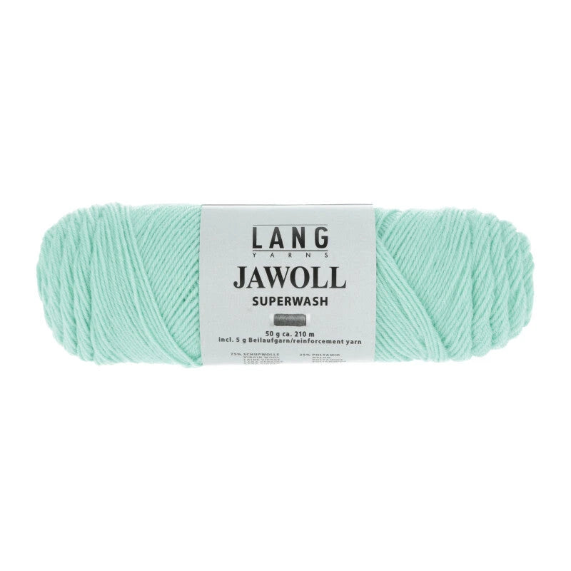 Lang Yarns Jawoll – Sukkalankojen klassikko ja kestävyyden salaisuus.
75 % puhdasta uutta villaa (Patagonian Corriedale), 25 % polyamidia
50 g = n. 210 m (Fingering-vahvuus)
Kerän sisällä on 5 gramman vahvikelankarulla samassa sävyssä.