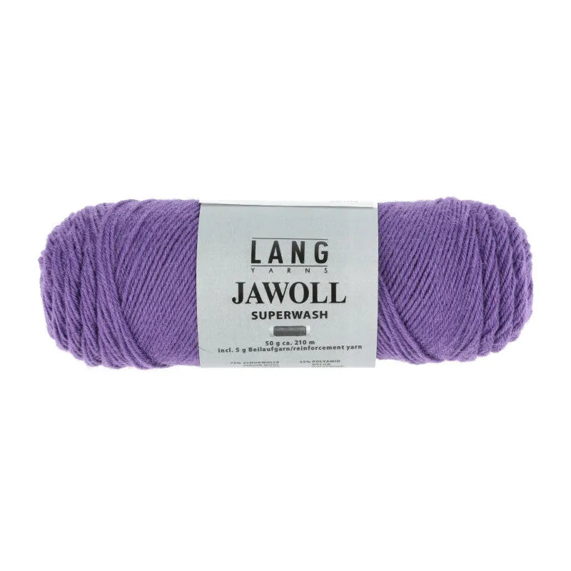 Lang Yarns Jawoll – Sukkalankojen klassikko ja kestävyyden salaisuus.
75 % puhdasta uutta villaa (Patagonian Corriedale), 25 % polyamidia
50 g = n. 210 m (Fingering-vahvuus)
Kerän sisällä on 5 gramman vahvikelankarulla samassa sävyssä.