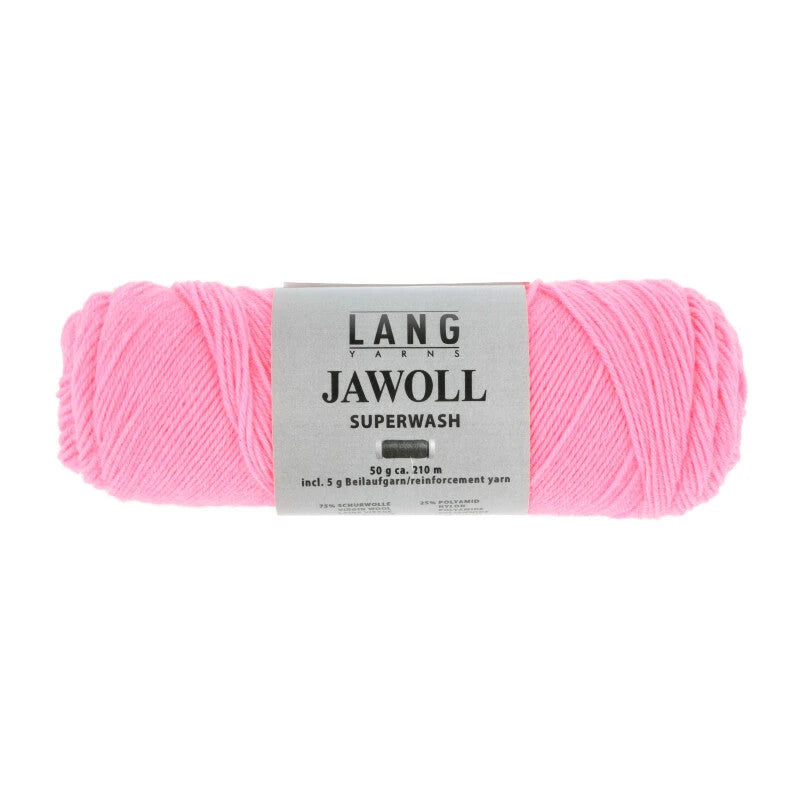 Lang Yarns Jawoll – Sukkalankojen klassikko ja kestävyyden salaisuus.
75 % puhdasta uutta villaa (Patagonian Corriedale), 25 % polyamidia
50 g = n. 210 m (Fingering-vahvuus)
Kerän sisällä on 5 gramman vahvikelankarulla samassa sävyssä.