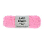 Lang Yarns Jawoll – Sukkalankojen klassikko ja kestävyyden salaisuus.
75 % puhdasta uutta villaa (Patagonian Corriedale), 25 % polyamidia
50 g = n. 210 m (Fingering-vahvuus)
Kerän sisällä on 5 gramman vahvikelankarulla samassa sävyssä.