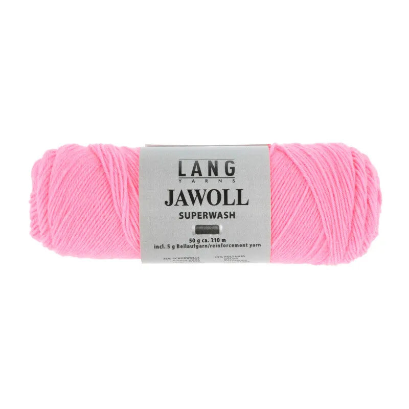 Lang Yarns Jawoll – Sukkalankojen klassikko ja kestävyyden salaisuus.
75 % puhdasta uutta villaa (Patagonian Corriedale), 25 % polyamidia
50 g = n. 210 m (Fingering-vahvuus)
Kerän sisällä on 5 gramman vahvikelankarulla samassa sävyssä.