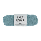 Lang Yarns Jawoll – Sukkalankojen klassikko ja kestävyyden salaisuus.
75 % puhdasta uutta villaa (Patagonian Corriedale), 25 % polyamidia
50 g = n. 210 m (Fingering-vahvuus)
Kerän sisällä on 5 gramman vahvikelankarulla samassa sävyssä.