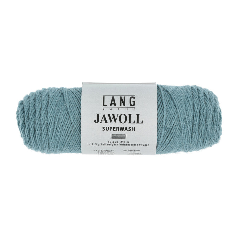Lang Yarns Jawoll – Sukkalankojen klassikko ja kestävyyden salaisuus.
75 % puhdasta uutta villaa (Patagonian Corriedale), 25 % polyamidia
50 g = n. 210 m (Fingering-vahvuus)
Kerän sisällä on 5 gramman vahvikelankarulla samassa sävyssä.