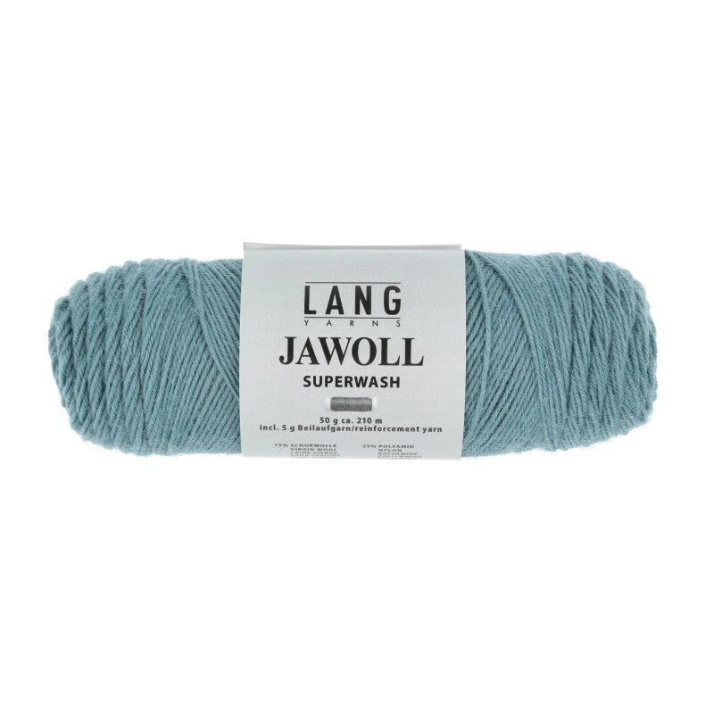 Lang Yarns Jawoll – Sukkalankojen klassikko ja kestävyyden salaisuus.
75 % puhdasta uutta villaa (Patagonian Corriedale), 25 % polyamidia
50 g = n. 210 m (Fingering-vahvuus)
Kerän sisällä on 5 gramman vahvikelankarulla samassa sävyssä.