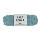 Lang Yarns Jawoll – Sukkalankojen klassikko ja kestävyyden salaisuus.
75 % puhdasta uutta villaa (Patagonian Corriedale), 25 % polyamidia
50 g = n. 210 m (Fingering-vahvuus)
Kerän sisällä on 5 gramman vahvikelankarulla samassa sävyssä.