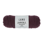 Lang Yarns Jawoll – Sukkalankojen klassikko ja kestävyyden salaisuus.
75 % puhdasta uutta villaa (Patagonian Corriedale), 25 % polyamidia
50 g = n. 210 m (Fingering-vahvuus)
Kerän sisällä on 5 gramman vahvikelankarulla samassa sävyssä.