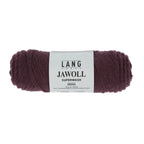 Lang Yarns Jawoll – Sukkalankojen klassikko ja kestävyyden salaisuus.
75 % puhdasta uutta villaa (Patagonian Corriedale), 25 % polyamidia
50 g = n. 210 m (Fingering-vahvuus)
Kerän sisällä on 5 gramman vahvikelankarulla samassa sävyssä.