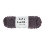 Lang Yarns Jawoll – Sukkalankojen klassikko ja kestävyyden salaisuus.
75 % puhdasta uutta villaa (Patagonian Corriedale), 25 % polyamidia
50 g = n. 210 m (Fingering-vahvuus)
Kerän sisällä on 5 gramman vahvikelankarulla samassa sävyssä.