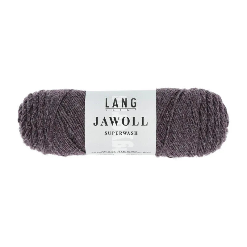 Lang Yarns Jawoll – Sukkalankojen klassikko ja kestävyyden salaisuus.
75 % puhdasta uutta villaa (Patagonian Corriedale), 25 % polyamidia
50 g = n. 210 m (Fingering-vahvuus)
Kerän sisällä on 5 gramman vahvikelankarulla samassa sävyssä.