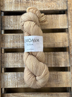 Lumoava Perussukkalanka 
Lanka on klassinen ja pomminvarma yhdistelmä: 75 % pehmeää villaa ja 25 % polyamidia. värissä kermatoffee