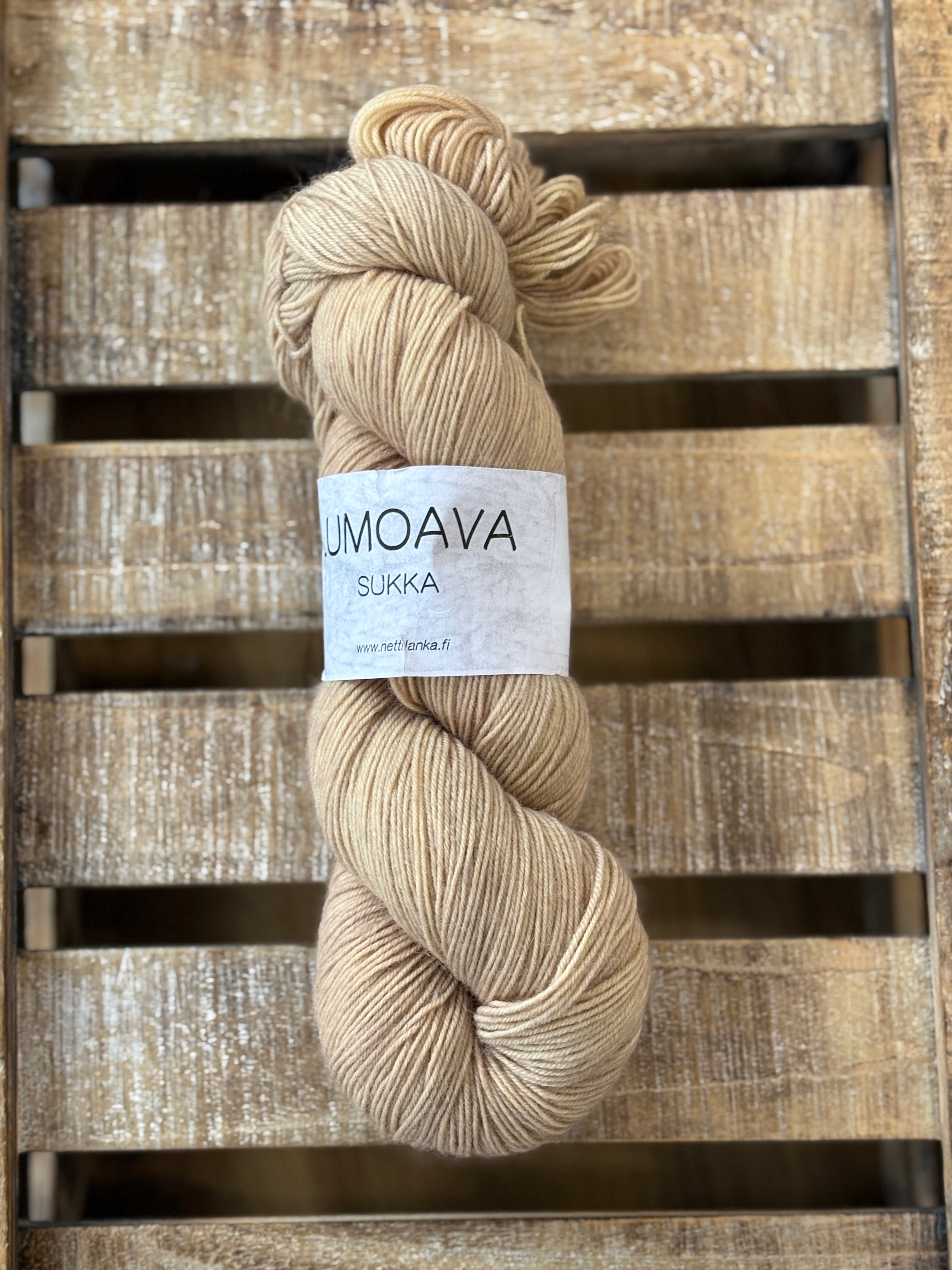 Lumoava Perussukkalanka 
Lanka on klassinen ja pomminvarma yhdistelmä: 75 % pehmeää villaa ja 25 % polyamidia. värissä kermatoffee