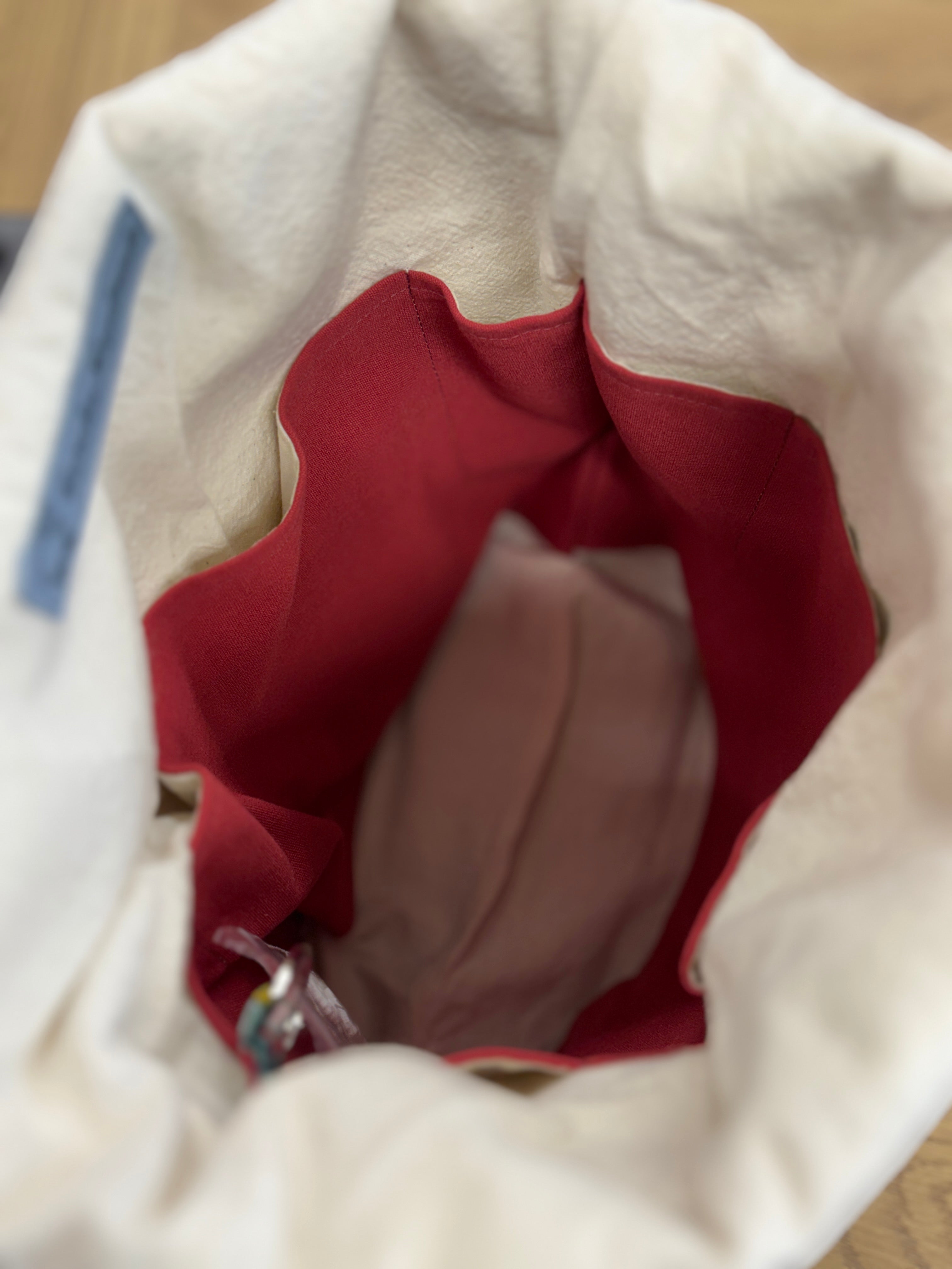 Keskikokoinen käsihihnallinen projektipussi nyörillä