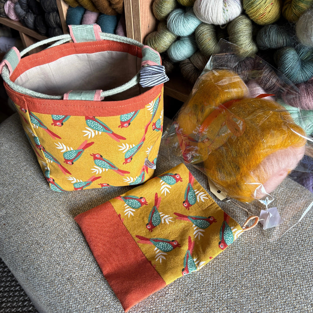 Carelia Handmade käsintehty kässäkori (japanilainen rice bag) pitää käsityöt ja langat järjestyksessä. Mukana ihana kehruukuitu- tai käsintehty lankanäyte!