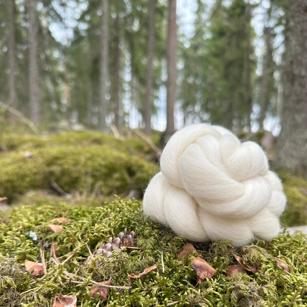 Kehrääjän unelma! Tässä Corriedale-topissa on luonnollinen joustava rakenne, joka tekee siitä helpon kehrätä.