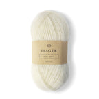 Isager Soft 50 g – Ylellisen pehmeä baby alpakan ja luomupuuvillan liitto (125 m / 50 g). Kuohkeutta ja keveyttä neuleisiin. Tilaa ihana lanka heti!