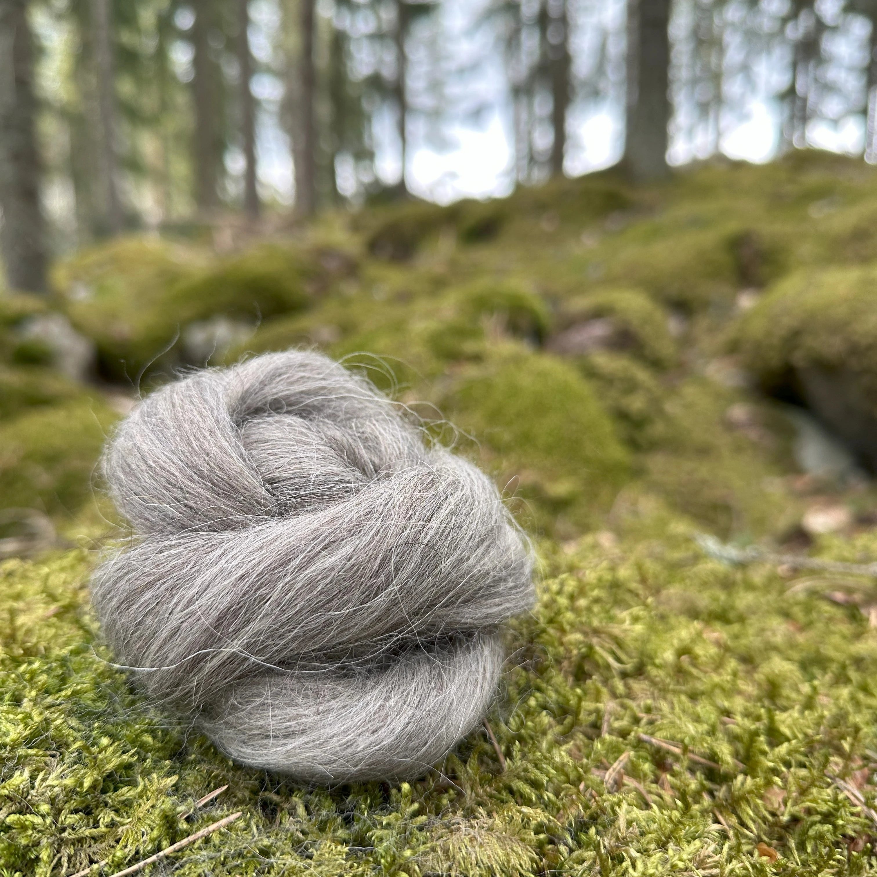 Hienoa ja kevyttä Färsaarten lampaan villaa! Monisävyinen kuitu luo lankana kauniin luonnollisen meleerauksen.