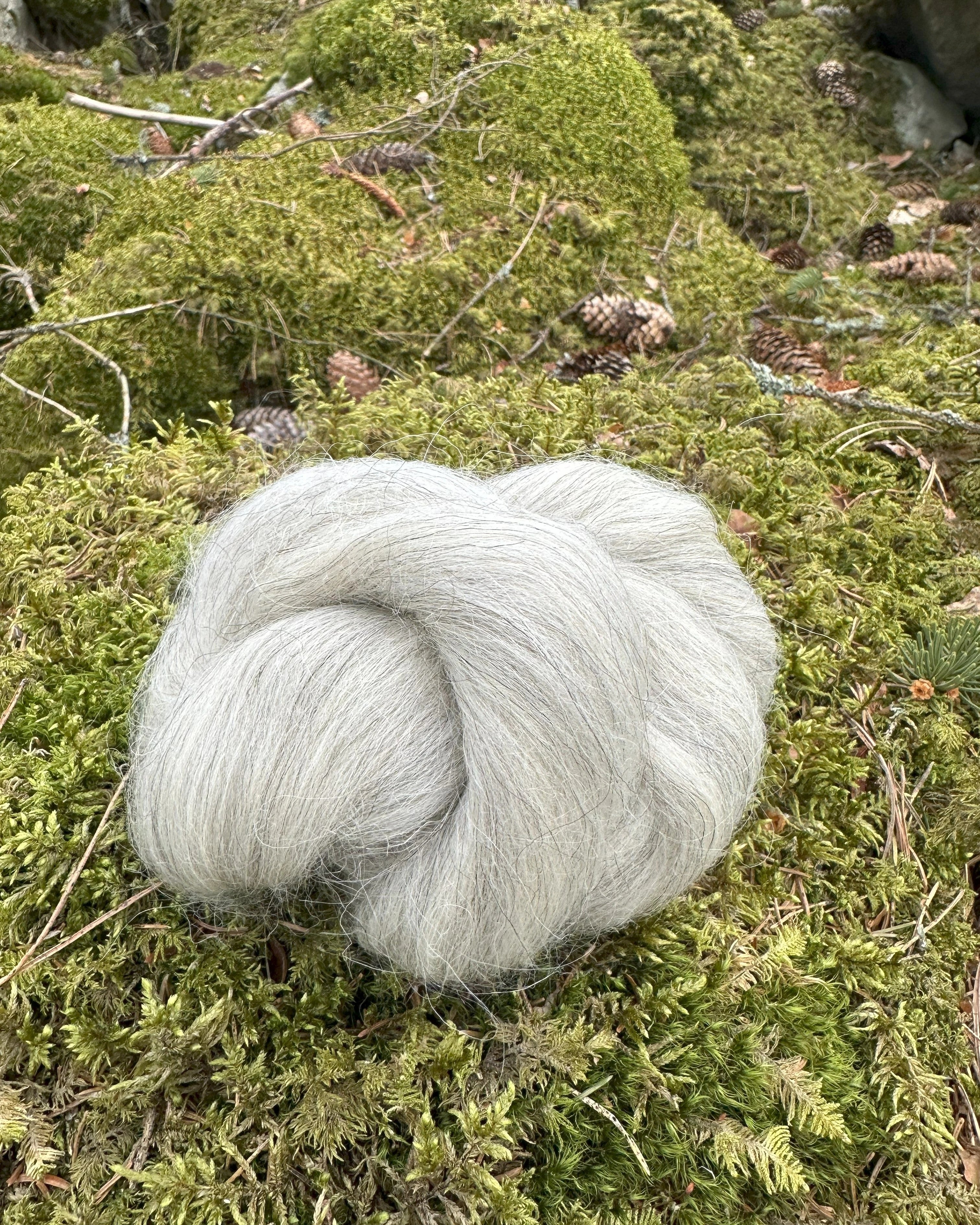 Hienoa ja kevyttä Färsaarten lampaan villaa! Monisävyinen kuitu luo lankana kauniin luonnollisen meleerauksen.
