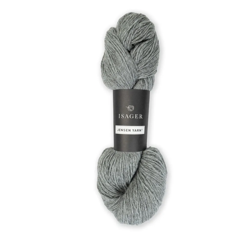 Isager Jensen 100 g (2x50 g) – Ryhdikäs 3-säikeinen tanskalainen villalanka palmikoihin ja pintaneuleisiin. Mulesing-vapaa. Tilaa lanka heti!