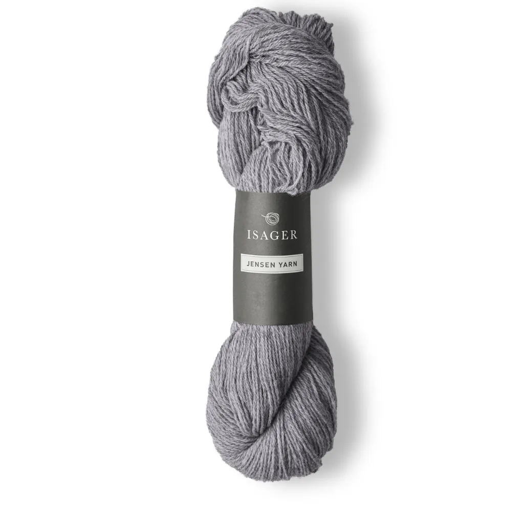 Isager Jensen 100 g (2x50 g) – Ryhdikäs 3-säikeinen tanskalainen villalanka palmikoihin ja pintaneuleisiin. Mulesing-vapaa. Tilaa lanka heti!