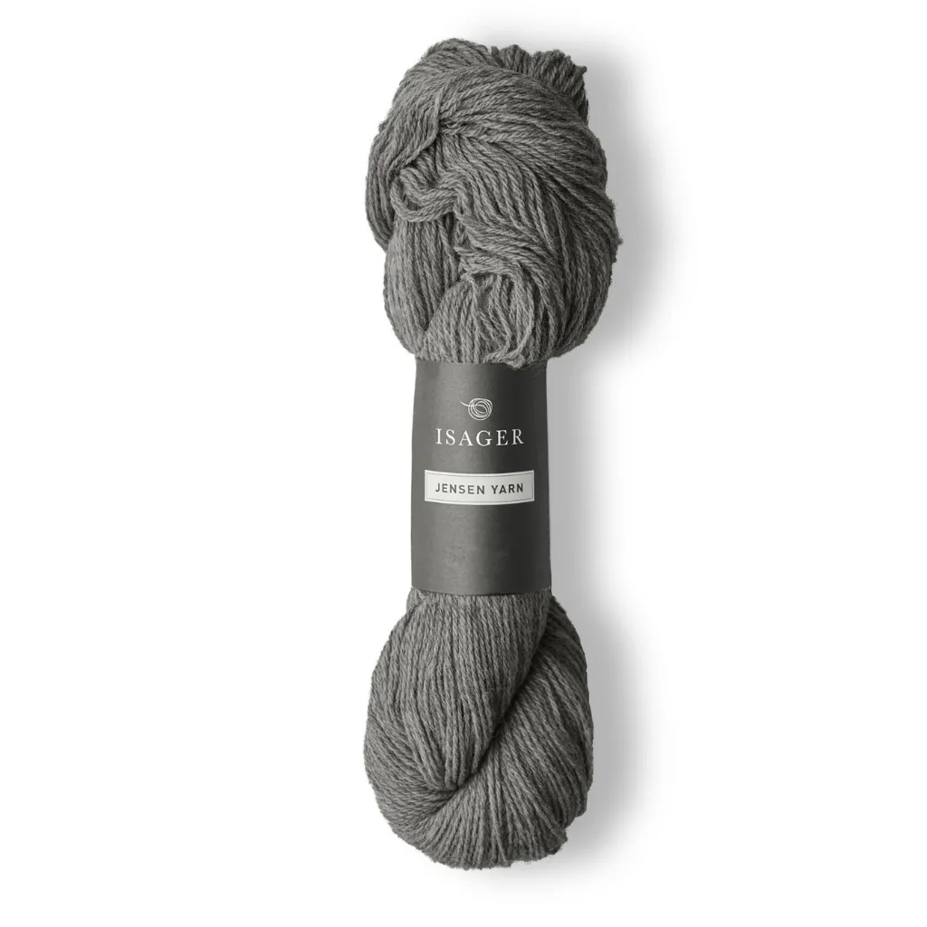 Isager Jensen 100 g (2x50 g) – Ryhdikäs 3-säikeinen tanskalainen villalanka palmikoihin ja pintaneuleisiin. Mulesing-vapaa. Tilaa lanka heti!