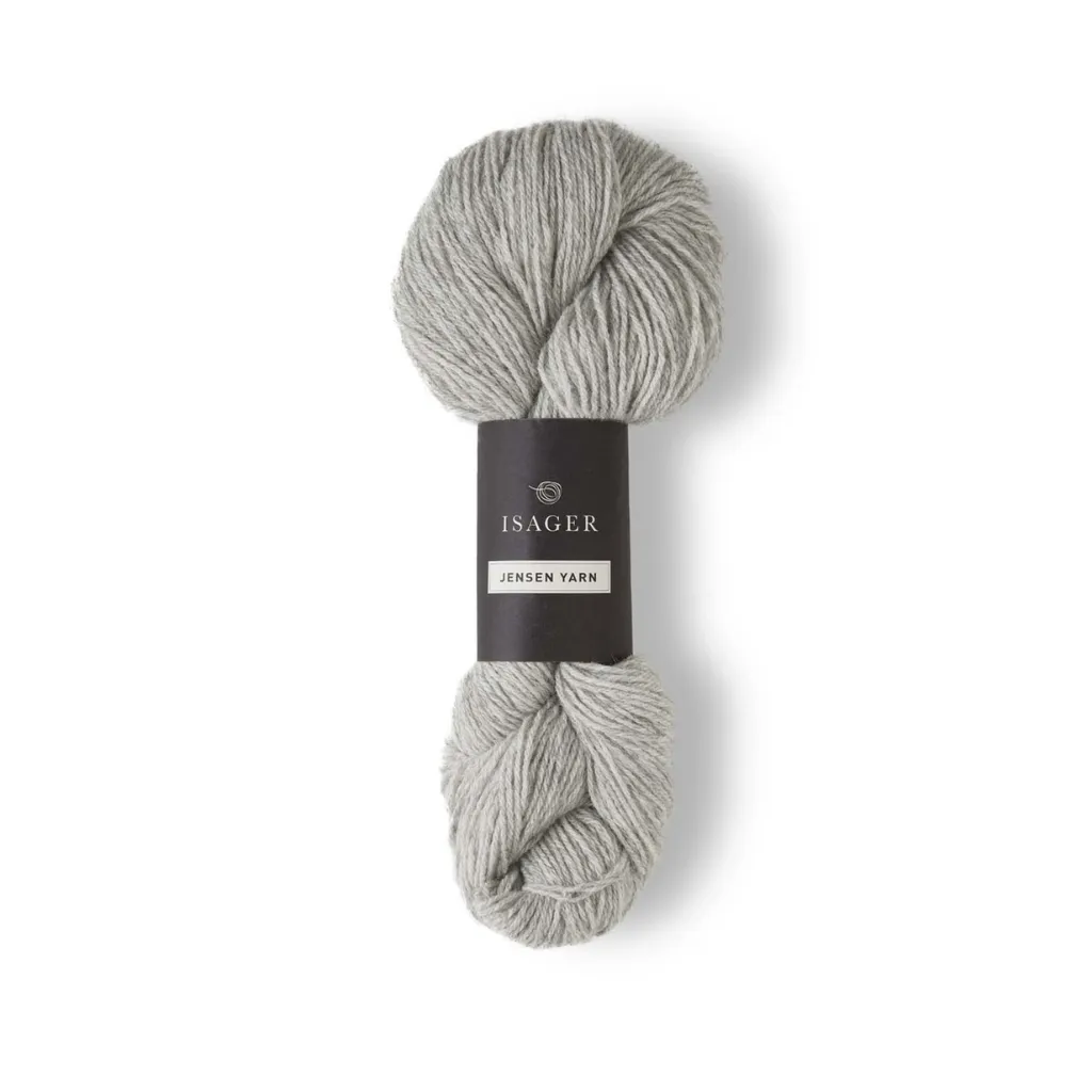 Isager Jensen 100 g (2x50 g) – Ryhdikäs 3-säikeinen tanskalainen villalanka palmikoihin ja pintaneuleisiin. Mulesing-vapaa. Tilaa lanka heti!