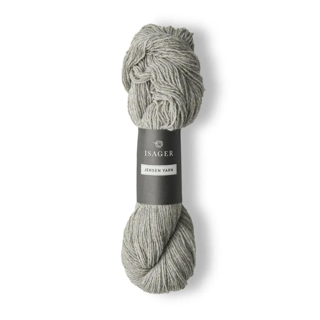Isager Jensen 100 g (2x50 g) – Ryhdikäs 3-säikeinen tanskalainen villalanka palmikoihin ja pintaneuleisiin. Mulesing-vapaa. Tilaa lanka heti!