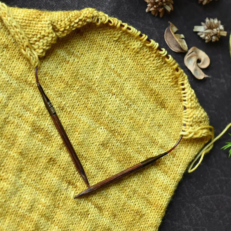 KnitPro Ginger on materiaalina laminoitua koivua, ja se on monen suosikki syystä: puikot ovat lämpimät käsissä ja niissä on juuri sopivasti pitoa.